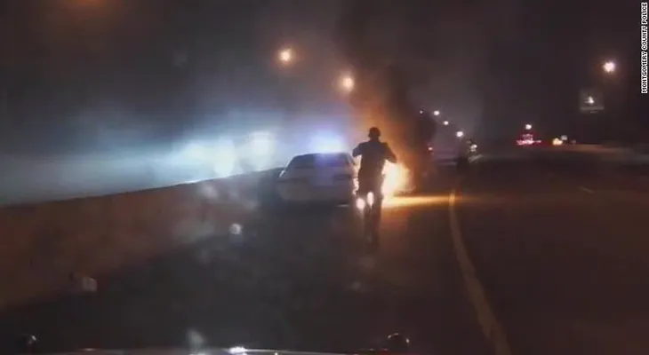 Cámara de patrulla capta increíble rescate desde auto en llamas