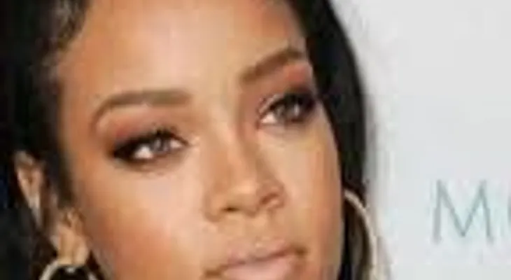 Rihanna entabla una demanda contra su padre por utilizar marca para lucrarse