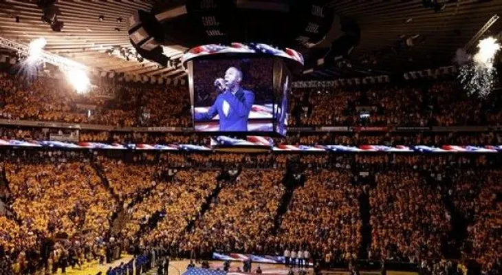 Aficionado cae de segundo nivel de Arena de Warriors