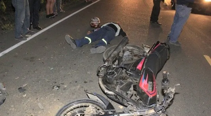 Muere hombre al chocar su motocicleta con camión estaba estacionado