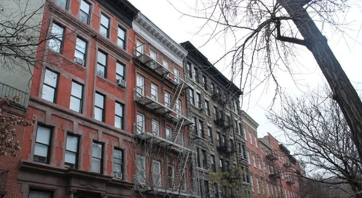 Nueva York prohíbe que se cobren comisiones a quien alquila una vivienda