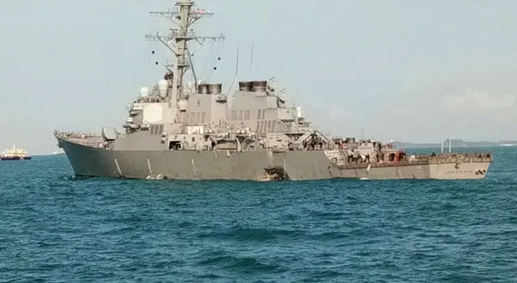 Encuentran "algunos restos" en el barco militar de EE.UU. que chocó con un buque petrolero