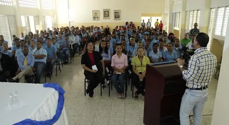 Ministro de la Juventud realiza conversatorio sobre Ley de Juventud en Azua.