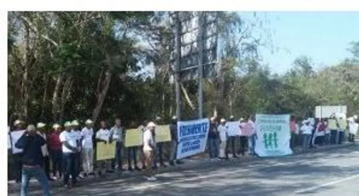 Grupo pide la reelección; otro que se respete la Constitución