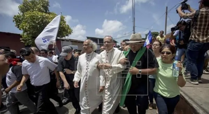  Agresión a obispos y profanación de templo enturbia el diálogo en Nicaragua 