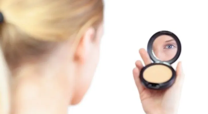 Cómo usar menos maquillaje y lucir fantástica