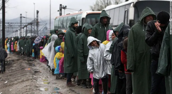 Cierre de rutas bloquea a miles de migrantes en un superpoblado campamento griego