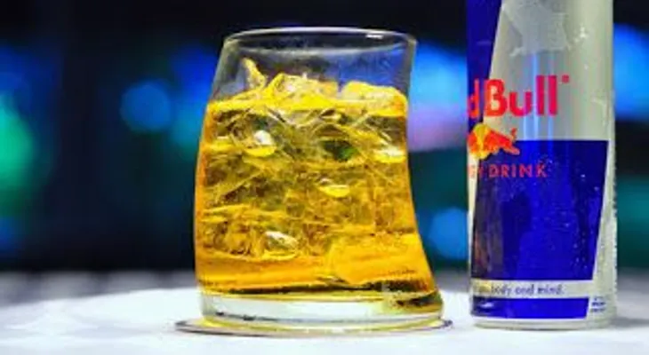 Mala combinación: Bebidas energéticas y alcohol incitan a seguir bebiendo