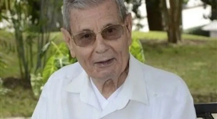Papa se reúne con padre Paquito, su amigo jesuita en Ecuador