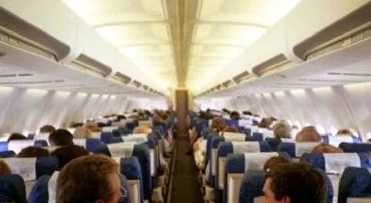 Arrestan dos mujeres por altercado en un avión