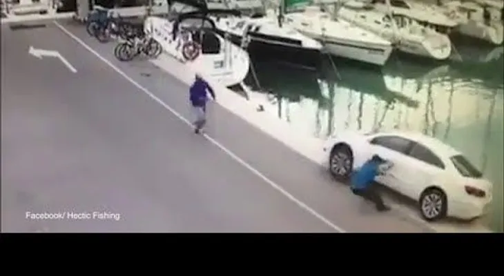 Se le olvidó poner el freno de mano y? 