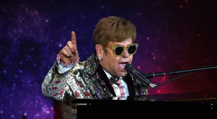 Elton John se une al dúo emergente Surfaces en "Learn to fly"