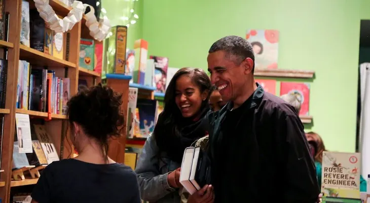 Los Obama salen de compras y se llevan a casa nueve libros