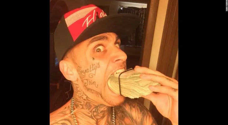Un hombre roba un banco y publica fotos en Facebook con fajos de billetes