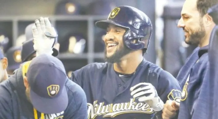 Santana y Villar brillan en triunfo de Milwaukee