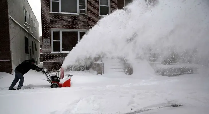 Tormenta dejó 6 pulgadas de nieve en New York