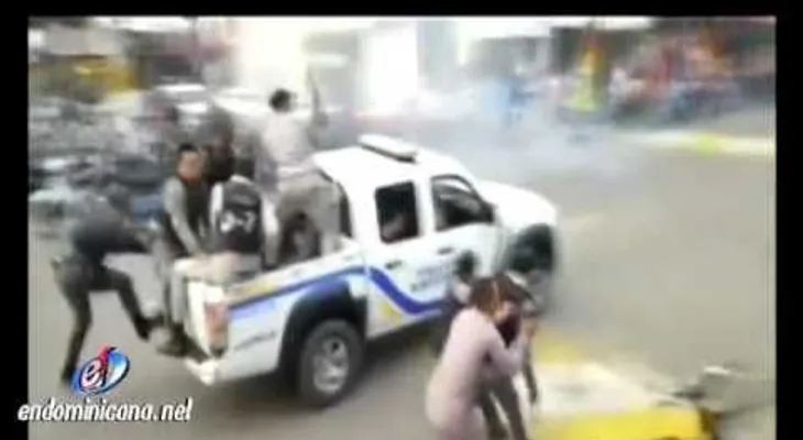 Intentan "linchar" supuestos atracadores de una niña (VIDEO)
