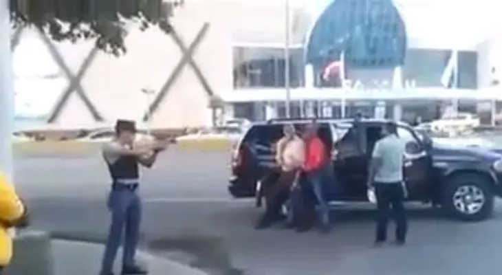 Encañonan hombres acusados de atracadores (Video)