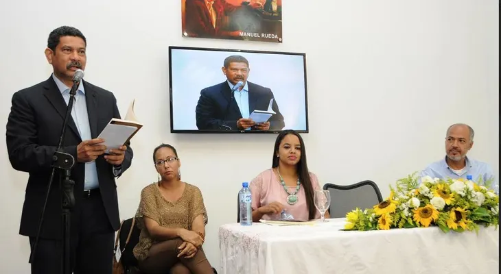 MINERD motiva el amor a la lectura y la poesía en jóvenes y niños en la Feria del Libro
