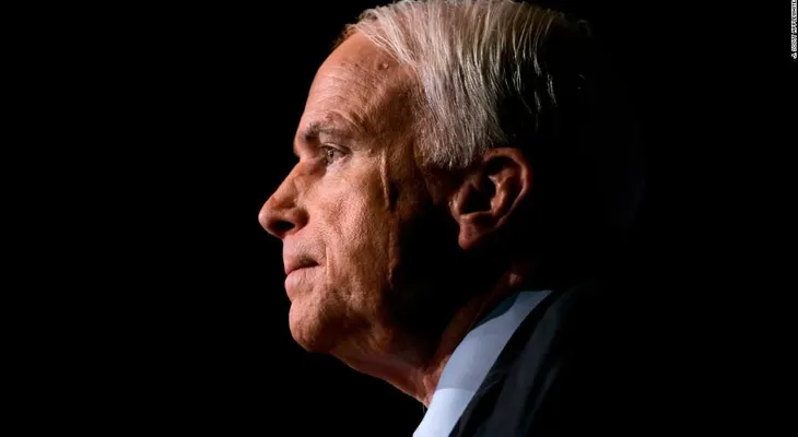 La Casa Blanca escribió un comunicado por la muerte de John McCain, pero nunca lo publicó