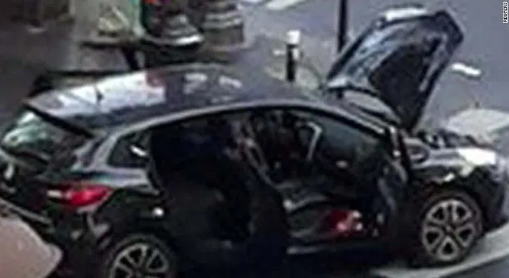 Video muestra una tercera persona en el auto de los atacantes en París
