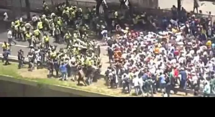 Régimen chavista enfrenta manifestación opositora en Caracas (VIDEO)