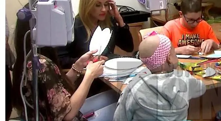  Niños con cáncer reciben clases en la habitación de un hospital en Puerto Rico 