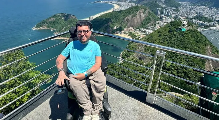 Le dijeron que su discapacidad le impedía viajar y ya conoce los siete continentes