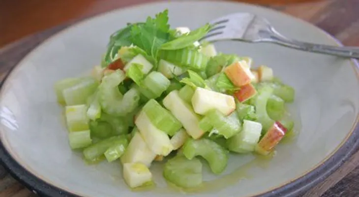 Descubre por qué deberías incluir en tus cenas esta ensalada de apio y manzana verde. ¡Espectacular!