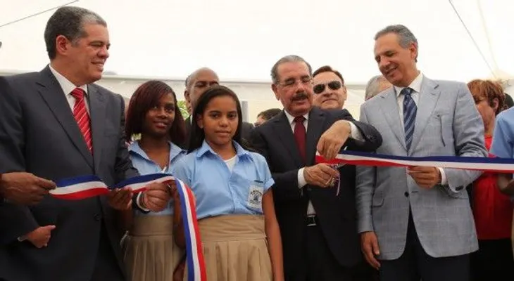 Presidente Medina inaugura 4 escuelas en SPM