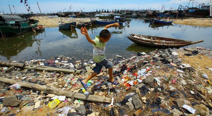 En el año 2050 habrá más plástico que peces en el océano