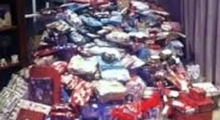 Mujer le compra 300 regalos de Navidad a sus hijos y revoluciona la Red