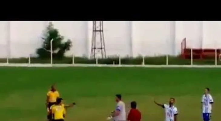 Un árbitro le saca una pistola a un futbolista tratando de convencerlo de una de sus decisiones (VIDEO)
