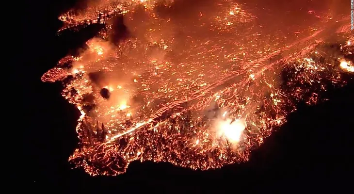 El volcán Kilauea de Hawai sigue expulsando lava cuatro semanas después de la primera erupción