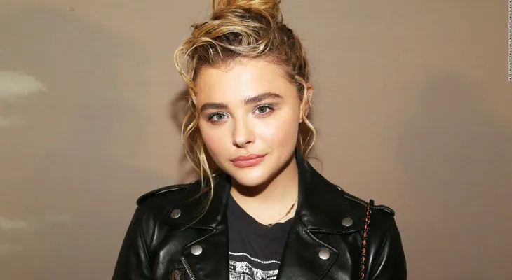Chloë Grace Moretz "horrorizada" por cartel de su película que critica el cuerpo de las mujeres