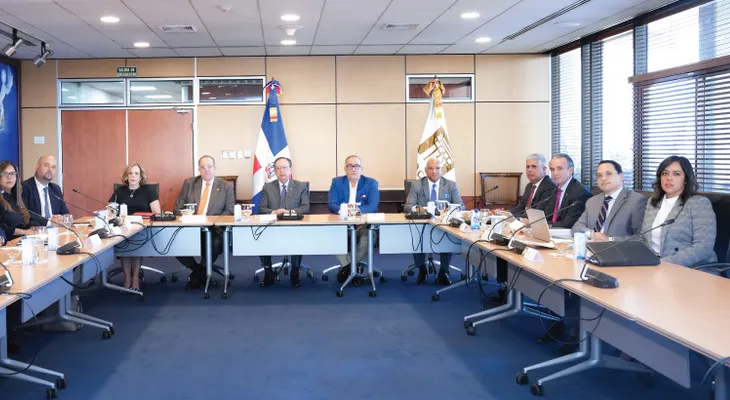 Valdez Albizu y Magín Díaz reciben a representantes del GAFILAT y de la Unidad de Análisis Financiero de RD
