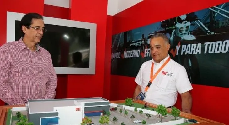 Montalvo comparte con visitantes de "stand" del 911 en Expo Cibao