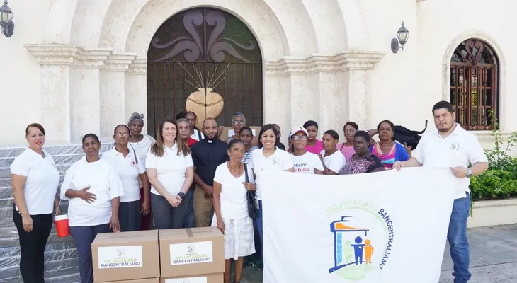 Voluntariado Bancentraliano entrega ayuda a afectados por huracán Fiona en Hato Mayor