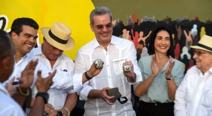 Presidente Abinader devela mural Águilas Cibaeñas; promete remozar estadio Cibao