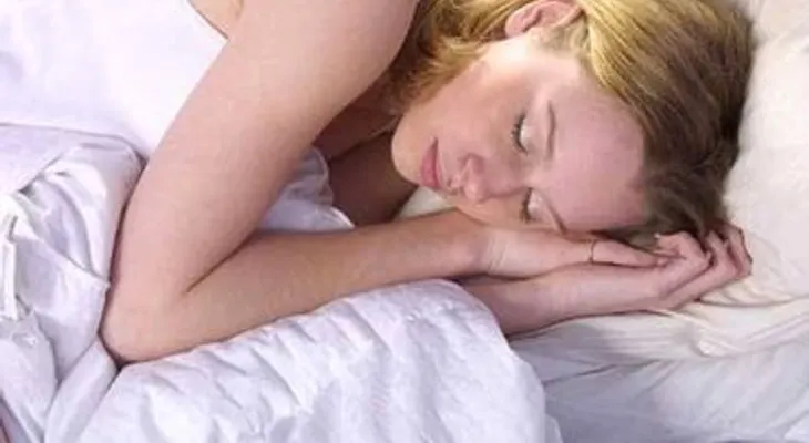 Dormir con mucha luz puede aumentar el riesgo de obesidad
