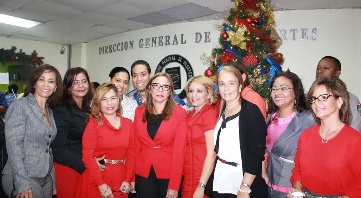 Pasaportes da inicio a la Navidad con el de su árbol