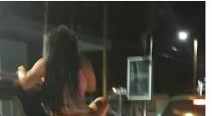 Mujer sorprende con baile sensual en jeepeta a transeúntes 