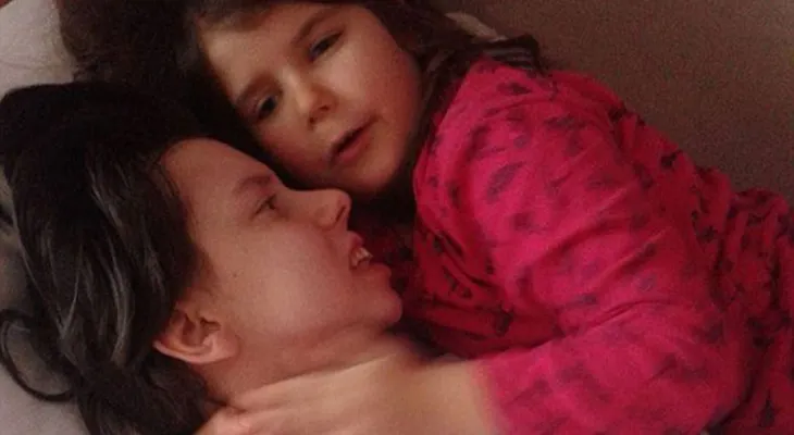 Quedó en coma en el parto de su hija, despertó siete años después y al fin pudo conocerla