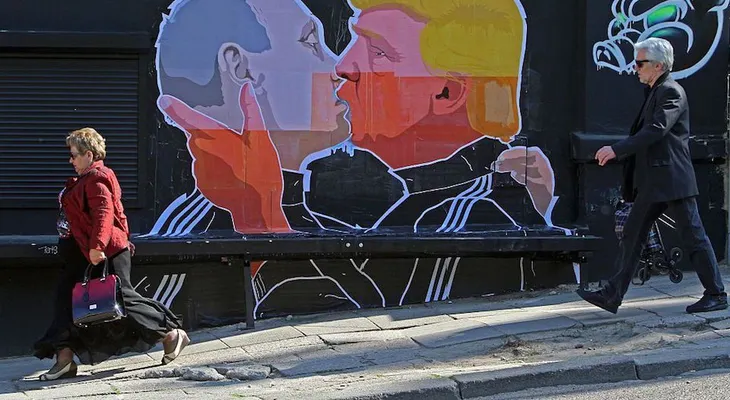Se hace viral un mural callejero de un beso entre Donald Trump y Vladimir Putin 