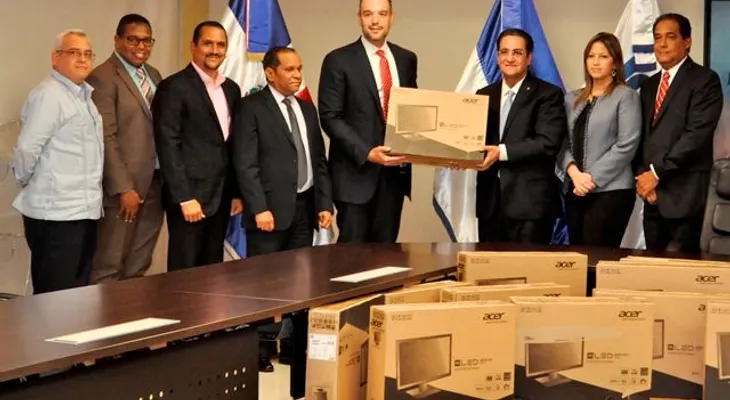 UASD recibe mil computadoras donadas por el INDOTEL