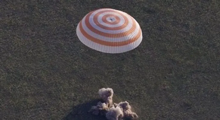 Regresan 3 astronautas luego de 199 días en el espacio 