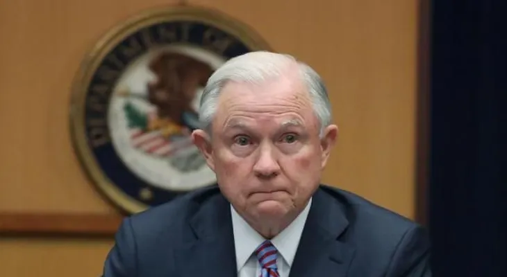 El secretario de Justicia Jeff Sessions llega a El Salvador para hablar de las pandillas, la inmigración y las drogas