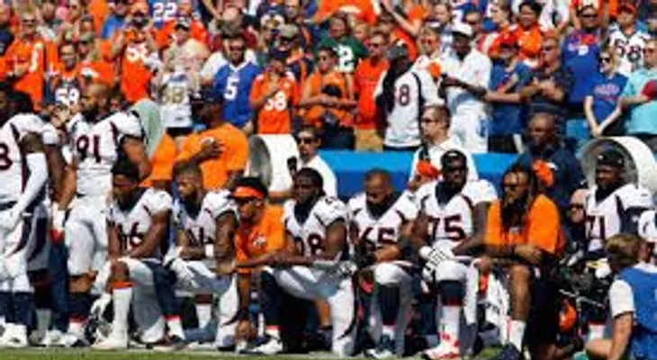 Jugadores de la NFL se arrodillan, levantan su puño o no salen al campo durante el himno nacional 