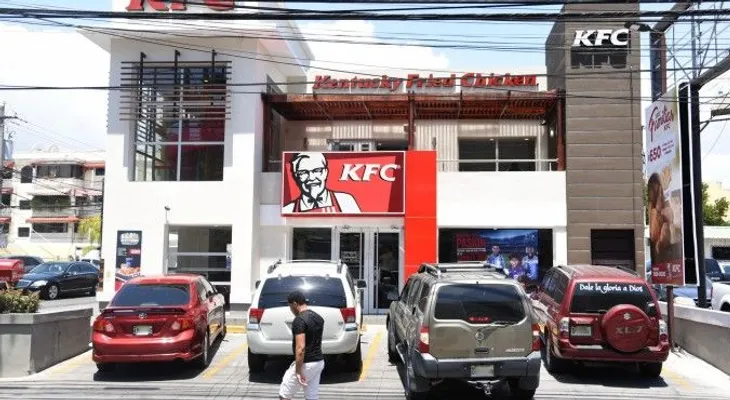 Tribunal falla a favor de Pro Consumidor que ordenó a KFC devolver propina a ciudadano
