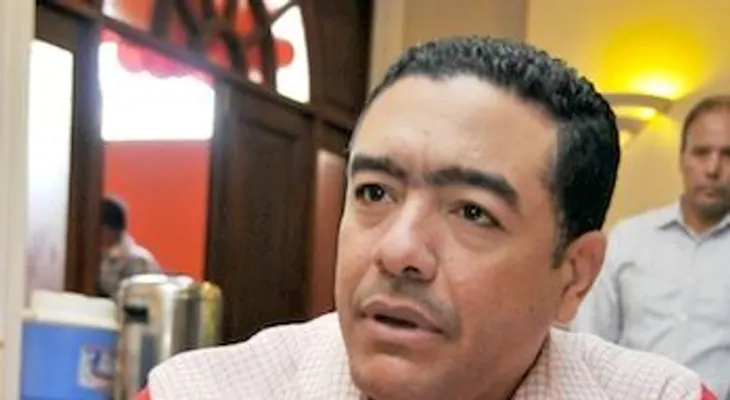 Acusan alcalde patrocinar quema de bandera para desvirtuar acusación de corrupción